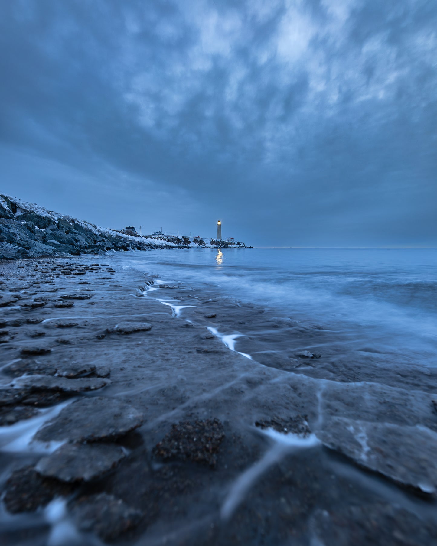Phare sous la grisaille